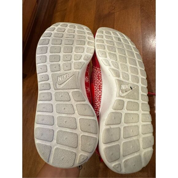 Woman’s Nike Roche one winter knit Christmas sneakers size 7.5 - Picture 6 of 6